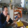 Le plaisir de partager de l�cher un bol de g�teau, �a n'a pas d'�ge. 2006-12-03