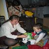 Il faut �tre trois pour d�velopper les cadeaux : Vincent qui commande, Maman qui ouvre les bo�tes et Tatie Sylvie qui d�fait les emballages. 2006-12-31 
