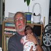 Ce qu'il est fier de son petit fils !
2005-06-21