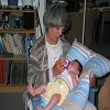 J'ai commenc� � boire au biberon.  Ici, c'est M�m�-Joh qui me le donne.
2005-06-12