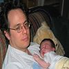 Apr�s la visite, c'est bon de se retrouver avec nounours dans les bras � Papa.
2005-06-12