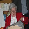 Mamie ouvrant son cadeau avec pr�caution. 2007-12-23