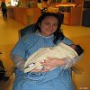 Maman, apr�s un repos bien m�rit�, prend enfin Ga�l dans ses bras. 2008-01-24